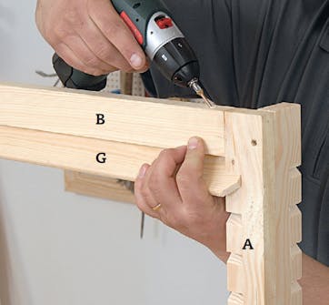 Lämpöpumpun suoja: Liimaa vaakalistat (B) kulma-listoihin (A) kiinni. Lämpöpumpun suoja: Liimaa vaakalistat (B) kulma-listoihin (A) kiinni.